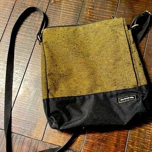 Dakine 4 pocket purse